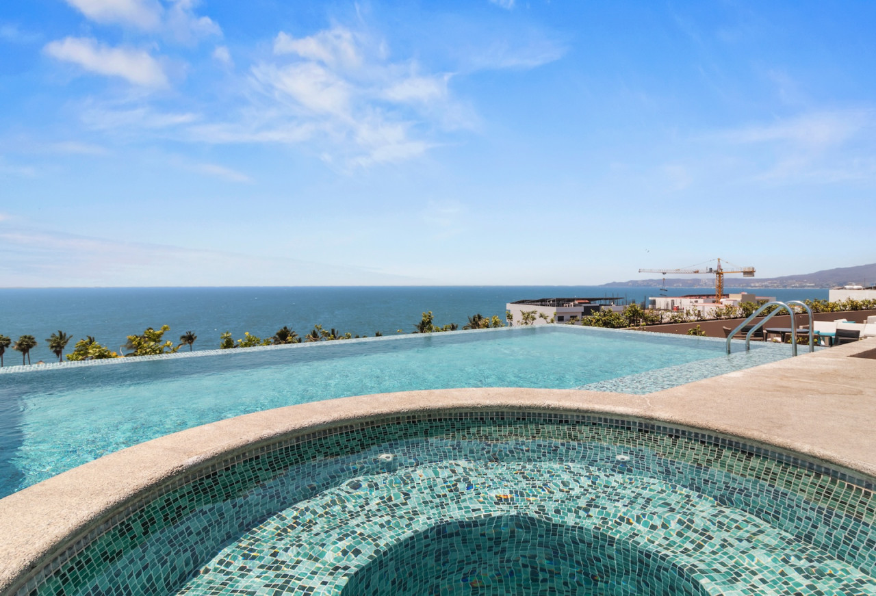 Rooftop Infinity Pool & Jacuzzi