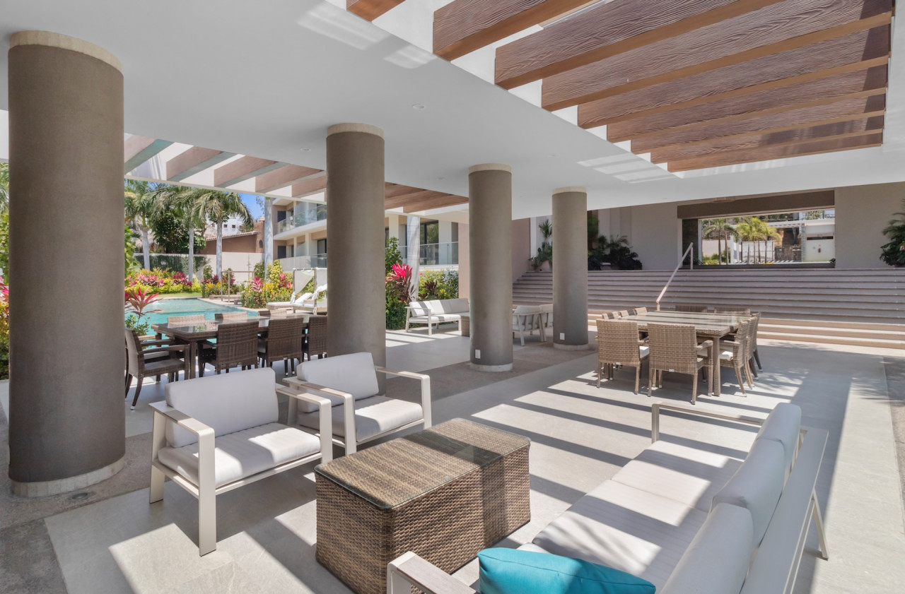 Poolside Lounge & Dining Area